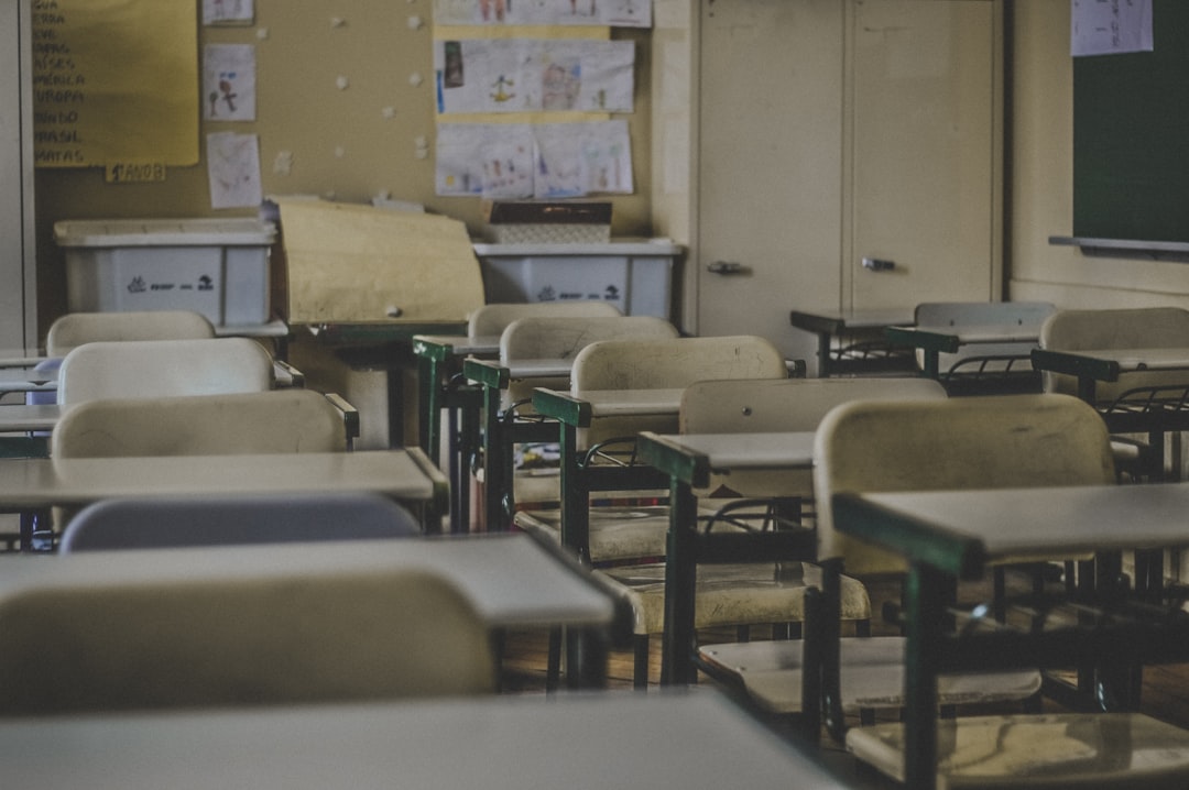 【706191】中学招西语教师